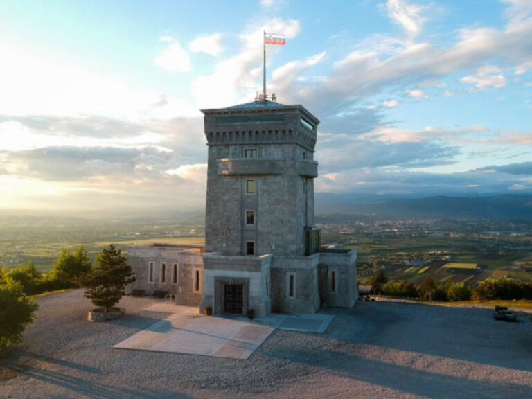 koncne-vsebine_destinacija-NG_HUOF_jul24_Pomnik-braniteljem-slovenske-zemlje-na-Cerju-1